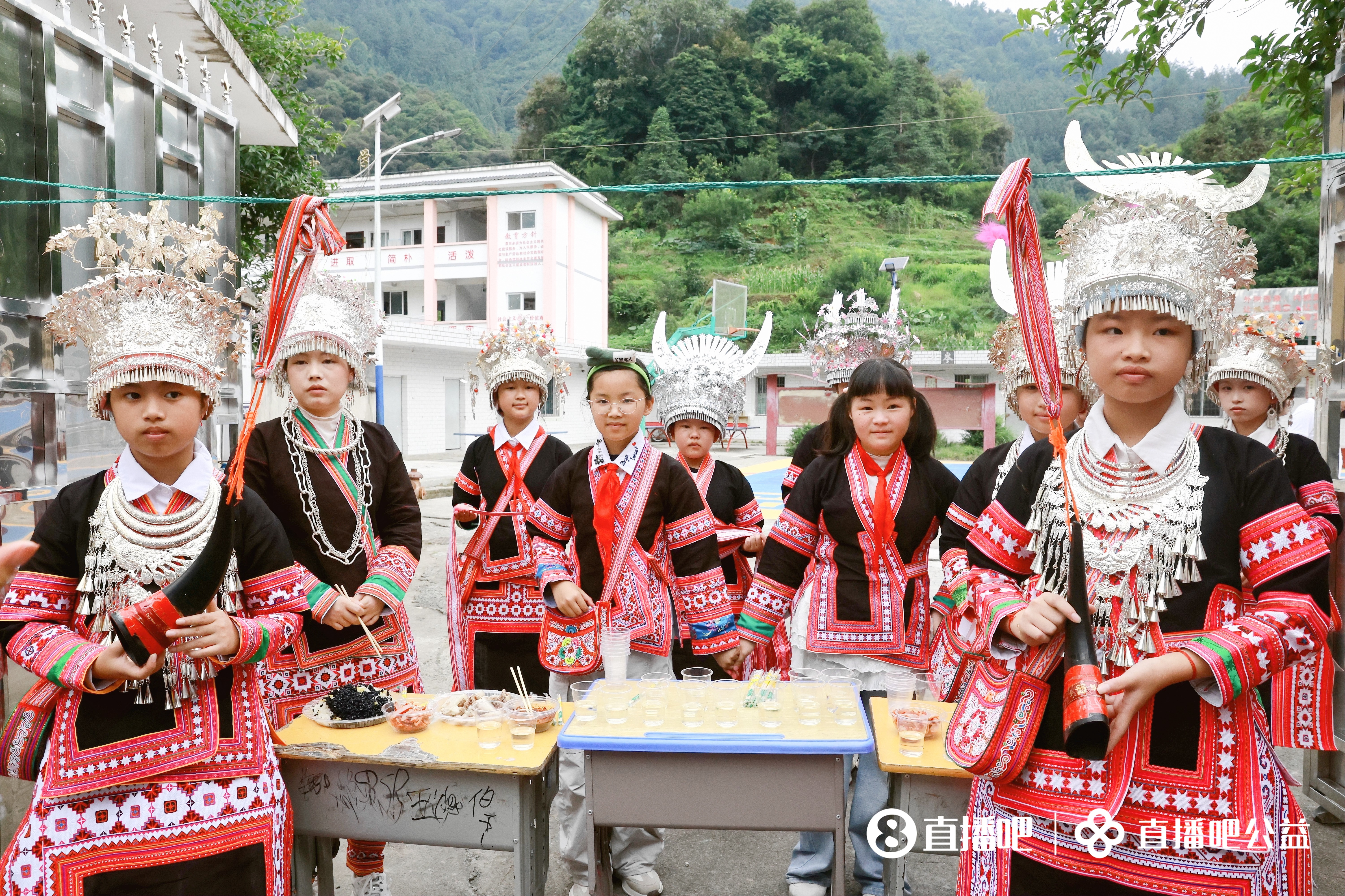 贵州大山里水泥地变草坪 岑最小学公益足球场落成 贵州大山里水泥地变草坪 岑最小学公益足球场落成