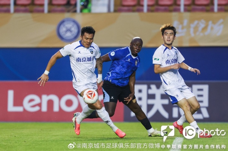 南京城市客战连吞两弹 0-2不敌大连鲲城