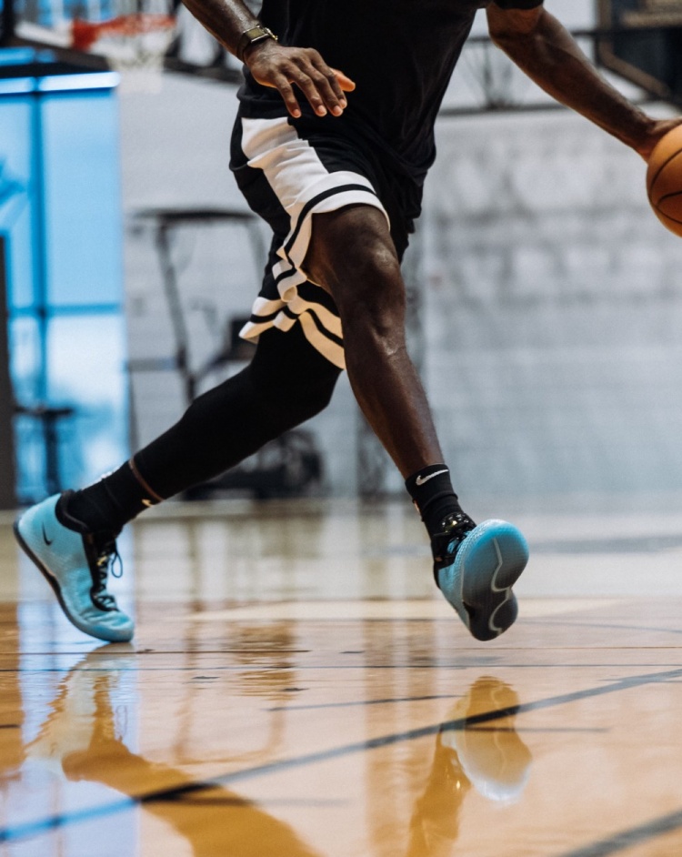 詹姆斯上脚LeBron 24训练 第24代勒布朗正代确认已在路上 詹姆斯上脚LeBron 24训练 第24代勒布朗正代确认已在路上