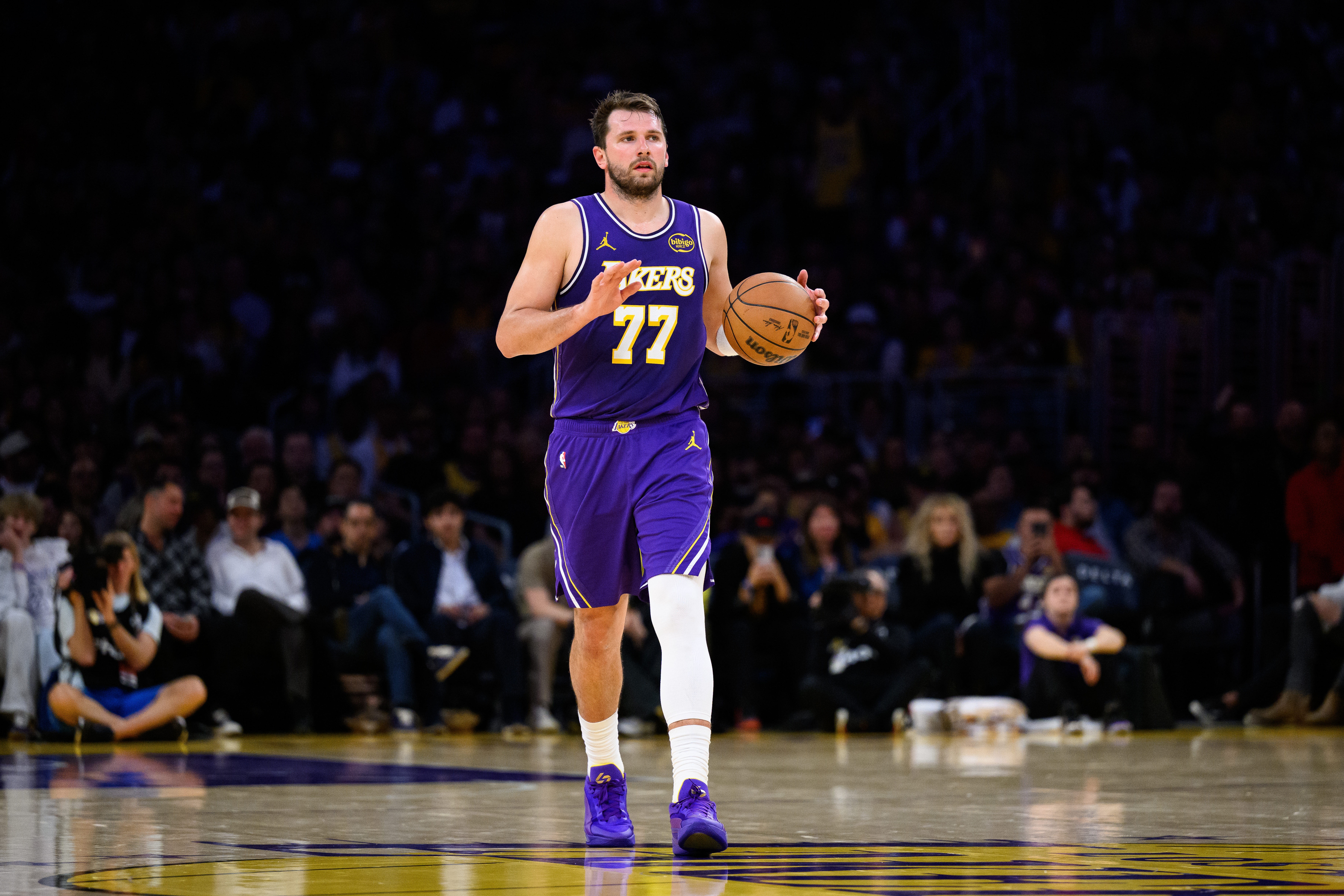 Zach Lowe曝独行侠交易东契奇内幕：伤病隐患成最大担忧