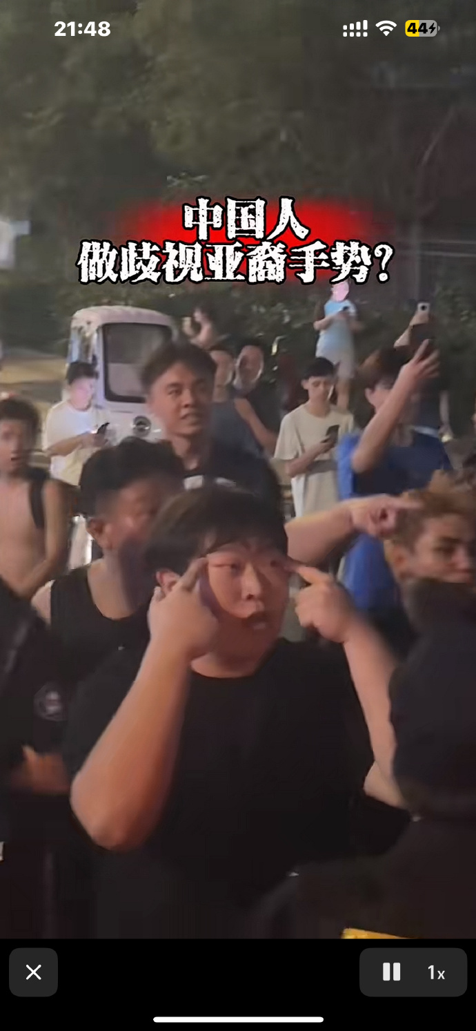 何意味？三镇球迷赛后冲击天津球迷大巴，有球迷做拉眼角歧视动作