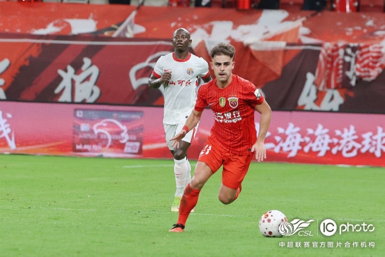 上海海港2-1青岛海牛,下一场海港队将客场对阵深圳新鹏城队 上海海港2-1青岛海牛,下一场海港队将客场对阵深圳新鹏城队