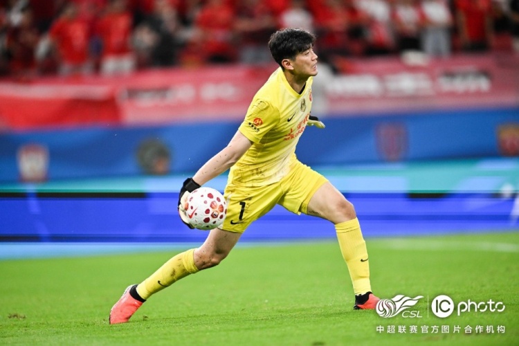 上海海港2-1青岛海牛,下一场海港队将客场对阵深圳新鹏城队 上海海港2-1青岛海牛,下一场海港队将客场对阵深圳新鹏城队