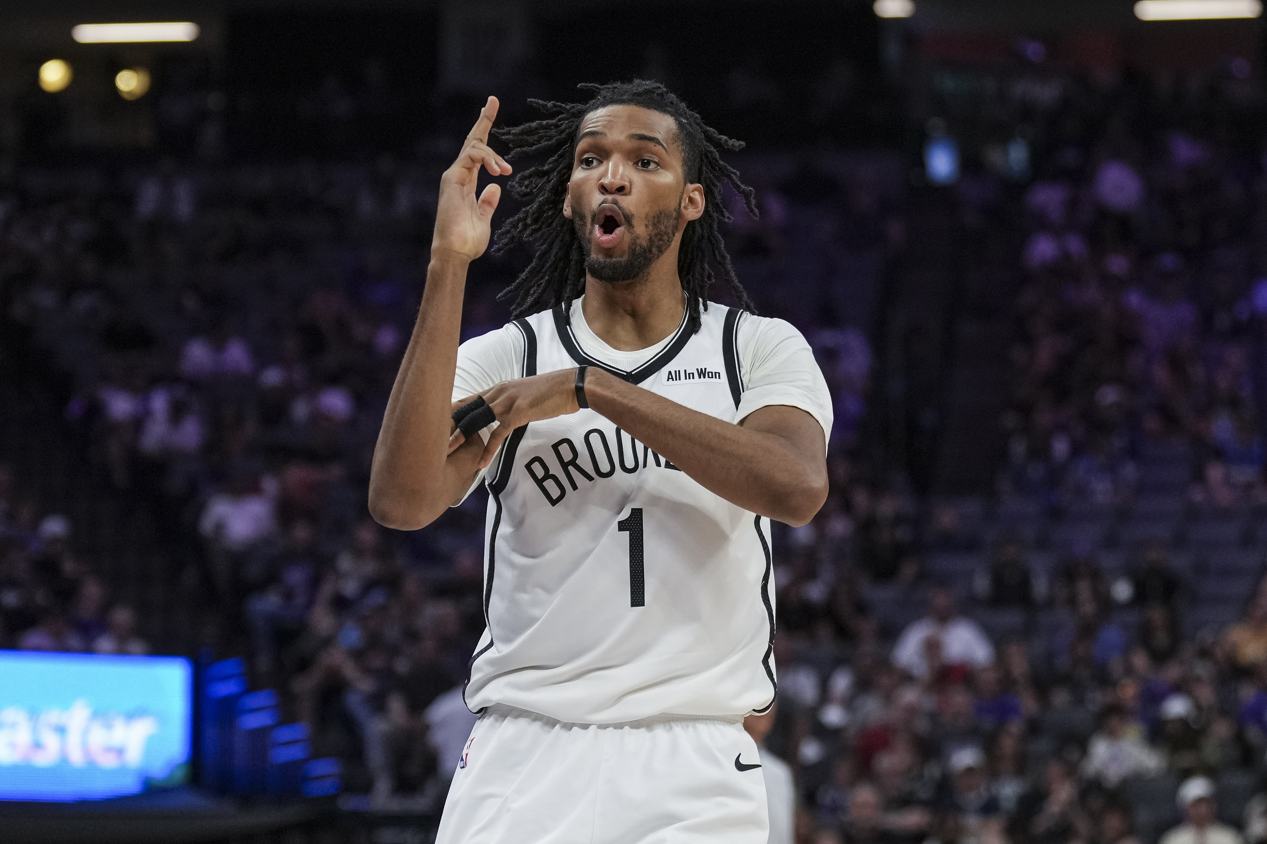 篮网记者：扎威能防守多位置且能投底角三分 非常契合湖人