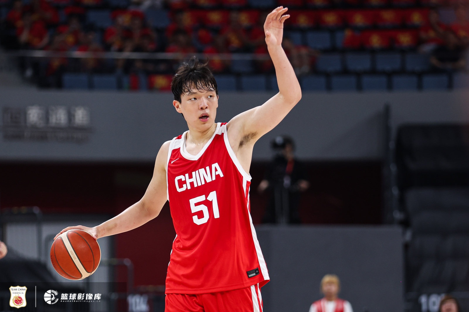 媒体人：杨瀚森在场上优势明显 下半场可以让他多打打