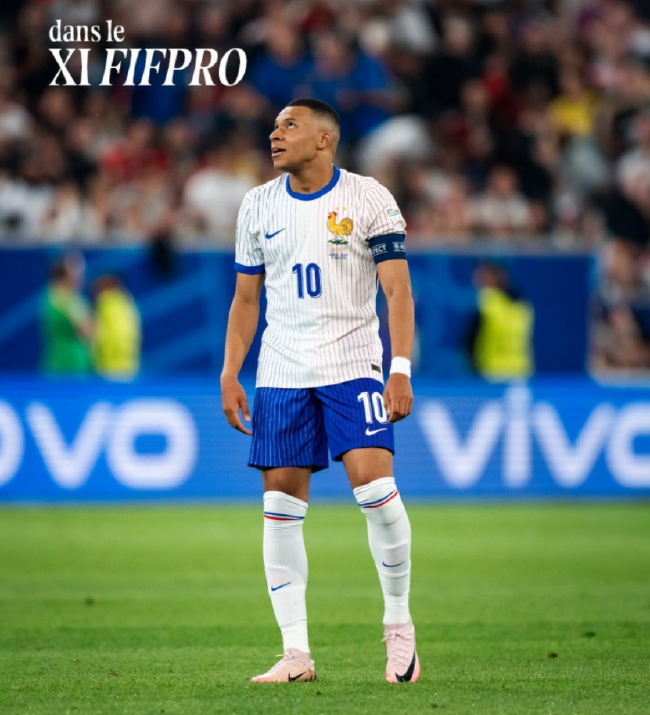 法国队官方媒体恭喜姆巴佩入选FIFPRO年度最佳