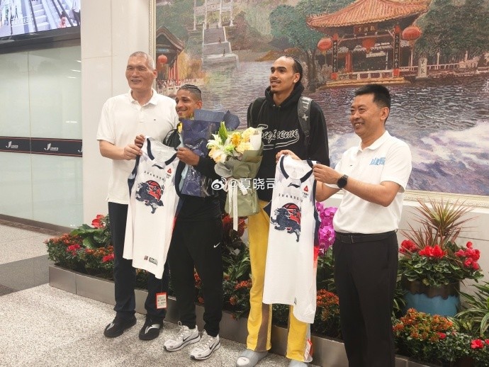 鲁媒：班顿、普卢默抵达济南 加上已到队法耶 山东三外援全部集齐