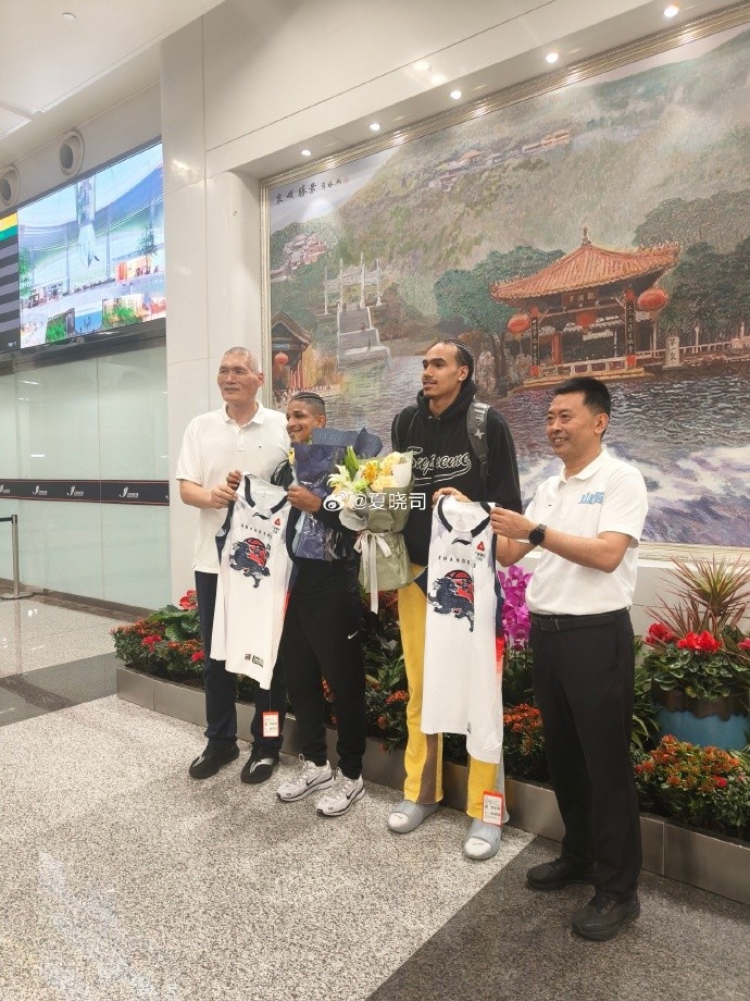 鲁媒：班顿、普卢默抵达济南 加上已到队法耶 山东三外援全部集齐