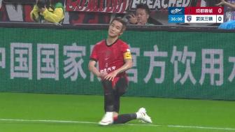 [判罚假摔]韦世豪禁区内突破摔倒 科瓦奇示意其假摔黄牌